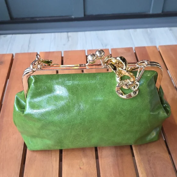 Elegant Green Bag With Gold Chain - Picture 9 of 10